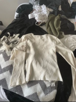 Långärmad linne tröja  - Vit topp från Alice stenlöfs märke, tröjan är lite nopprig på nåt ställe men annars i ny skick