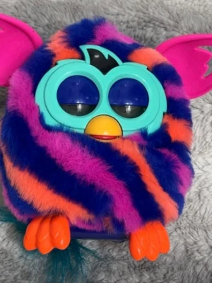 Furby - Lekt skick. Fungerar. Batterier medföljer ej. 