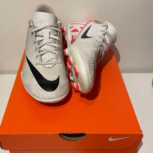 Fotbollsskor Nike vapor  - Nike jr vapor 15 club fg/mg bright Crimson. Köpta för 550kr. Fint skick utom att de är smutsiga. Jag har tvättat dem men det går såklart att tvätta mer. Använda en säsong.