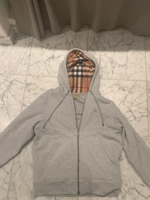 Burberry hoodie - Snygg burberry hoodie i storlek s använd väldigt få gånger inga skador eller tecken på användning 