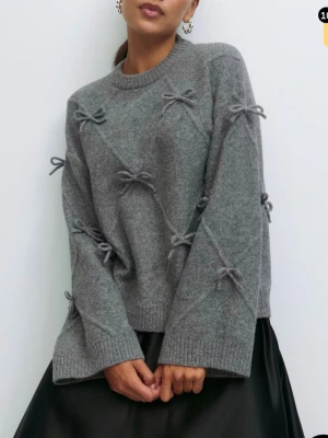 Rosett tröja grå från Gina - Använd 1 gång, som ny! Köptes från Ginas hemsida, inga defekter alls🖤 Storlek M men funkar bra som S också. Helt slutsåld och mycket eftertraktad!