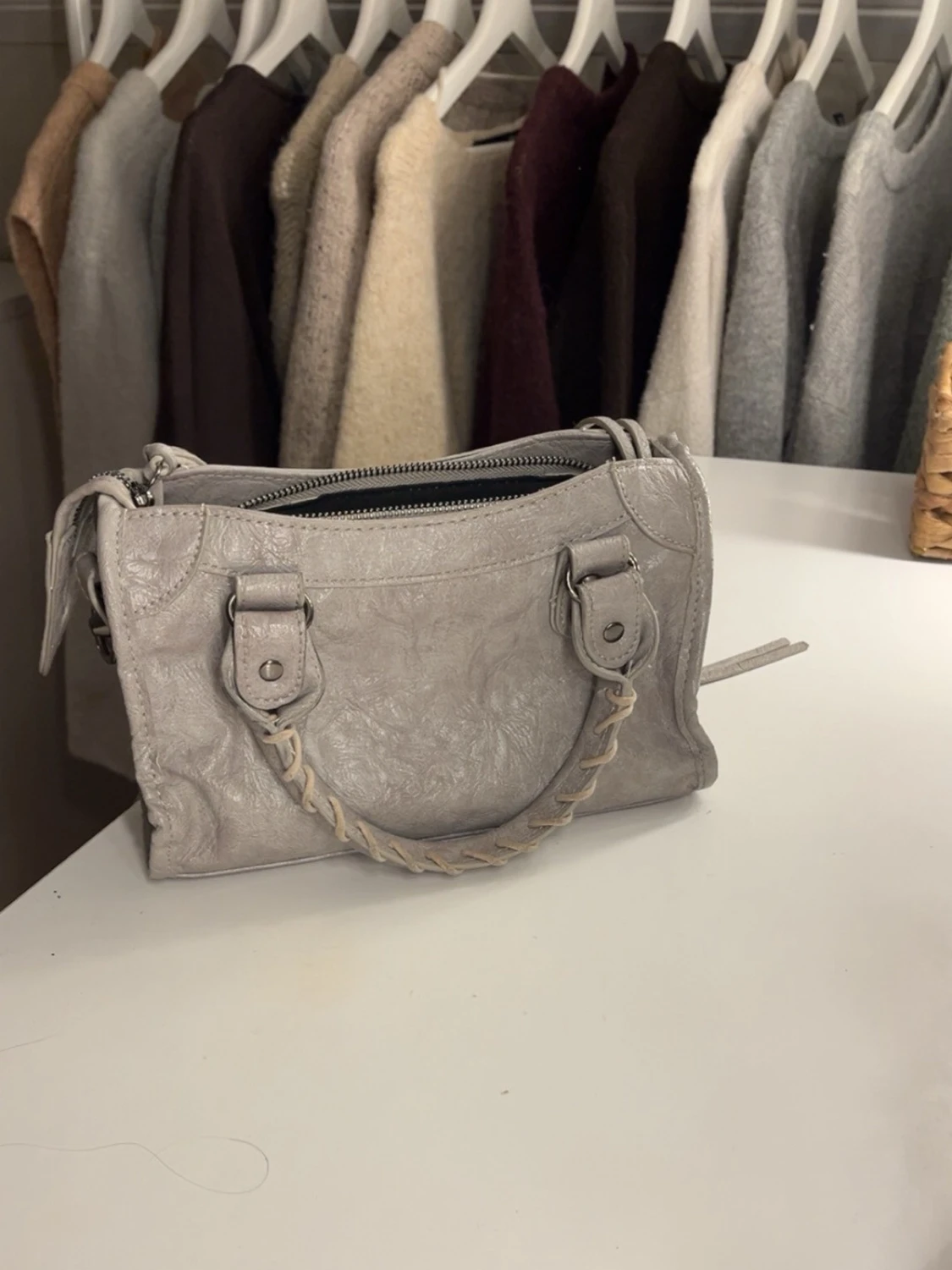 Grå handväska  - 1