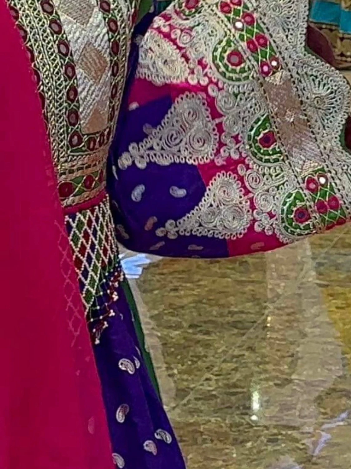 Färgstark långklänning med brodyr - 4