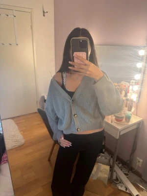 Grå stickad kofta från Monki - Grå stickad kofta från Monki i storlek XS. 