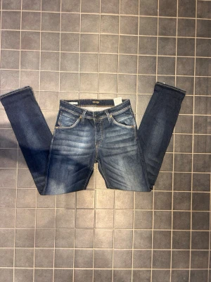 Jack and Jones jeans  - Säljer de här Jack and Jones jeansen i storlek W31 L32 i modellen slimfit/glenn, jeansen är väldigt sköna men har även en riktigt snygg tvätt! Priset är inte fast utan går att diskutera!