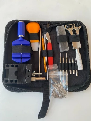 Klockverktyg - Bilderna visar ett verktygsset för klockreparation. Setet innehåller olika verktyg och tillbehör i en svart fodral. Den är aldrig använd.