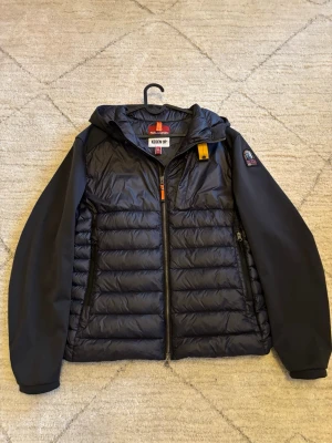 Svart pufferjacka Parajumpers XL - Svart jacka från Parajumpers i storlek XL men sitter som en L. 