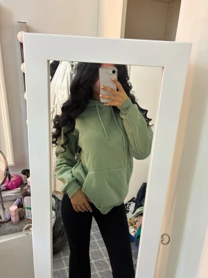 Grön hoodie - Grön oversized hoodie i storlek M men passar även dig som bär storlek S. 