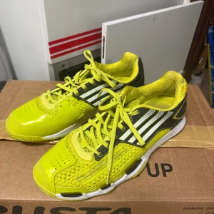 Adidas innomhusskor  - Säljer ett par adidas inomhusskor, använda 3ggr inomhus!  Passar perfekt för ”innebandy” handboll” osv, nypris ca 1800kr säljes för 550kr 