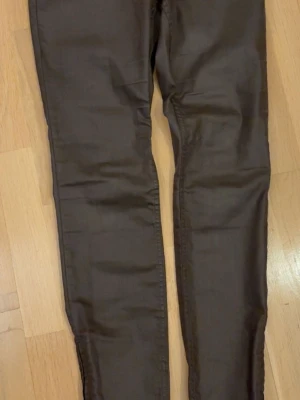 Svarta skinny jeans med dragkedja🤎 - Snygga svarta skinny jeans med guldfärgade dragkedjor vid bensluten och klassisk femficksdesign. Byxorna har midja med hällor för bälte och är tillverkade i ett stretchigt material som sitter tight och bekvämt. Perfekta för dig som gillar en smal siluett.