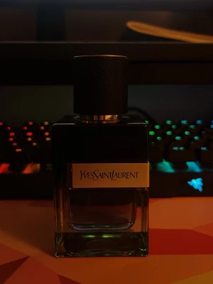 YSL EDP 60ml - Riktigt nice parfym, YSL EdP. Cirka 50-55% kvar i flaskan. Nypris: 930 kr