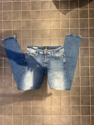 Jack and Jones jeans  - Säljer de här Jack and Jones jeansen i storlek W31 L34 i modellen slim/glenn, jeansen har en riktigt snygg tvätt och några små snygga slitningar. Priset är inte fast utan går att diskutera!