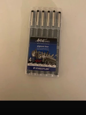 Set med fine-liners  - Säljer  ett set med pigment liners från Staedtler Artist Series. Setet innehåller sex svarta fineliners i olika tjocklekar för skiss och teckning. Nytt fri frakt 