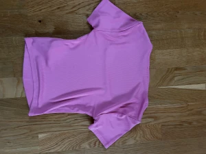 Rosa topp - Vit topp från Amisu i ett mjukt och bekvämt material som sitter fint mot kroppen. Perfekt till både vardag och fest. Storlek S.