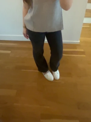 Mörkblå bootcut jeans - Snygga svarta jeans med bootcut-snitt som ger en schysst siluett. Byxorna har klassisk femficksdesign och är gjorda i ett jeansmaterial som känns både slitstarkt och bekvämt. Perfekta att matcha med sneakers eller chunky boots.