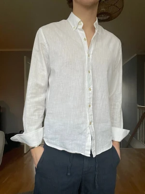 Oscar Jacobsson skjorta - Tjena säljer nu min riktigt snygga Oscar Jacobsson skjorta. Skjortan är i linne men i mycket fint material och går att använda till alla fester och andra tillfällen oavsett årstid. Grymt skick! Storlek S! Hör av er vid fler funderingar🤝