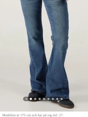 Blå bootcut jeans med klassisk tvätt - Snygga blå jeans från true religion med bootcut och klassisk tvätt. Jeansen har normal passform och är tillverkade i jeansmaterial med lätt slitning. Pris diskuteras gärna satte bara orginal priset men det kan ändras!!
