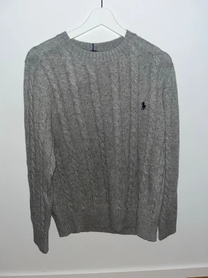 Stickad Ralph Lauren tröja - Present i julklapp som tyvärr inte passade mig, hittade inte kvittot så vi kunde inte skicka tillbaks den därför säljer jag den här. Tveka inte att höra av dig vid frågor mm. Priset är inte hugget i sten vid snabb affär