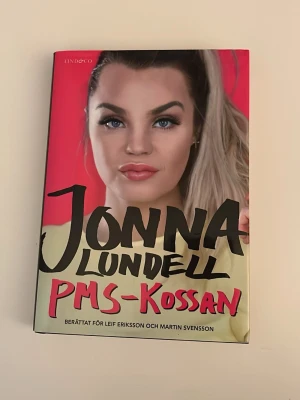 PMS-Kossan - En personlig och humoristisk bok där Jonna Lundell berättar om sin resa med PMS, uppväxten i Mjölby och Norrköping, mötet med Joakim Lundell och livet som känd Youtuber. Perfekt för unga vuxna som gillar ärliga berättelser om livet och att våga vara sig själv.