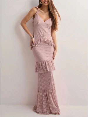 Ljusrosa långklänning med volanger - Superfin ljusrosa långklänning med spets och volangdetaljer från Nelly. Hade världens otur att den dessvärre inte passade.. Ord pris 900. Ny med prislapp samt påse. Säljer även XL. 💗💗