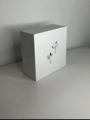 AirPods Pro (2nd generation) MagSafe USB-C - Säljer ett par AirPods Pro (2nd generation) med MagSafe-laddningsetui (USB-C). Produkten är i originalförpackning och ser ut att vara i nyskick utan synligt slitage. Perfekt för dig som vill ha aktiv brusreducering och hög ljudkvalitet.