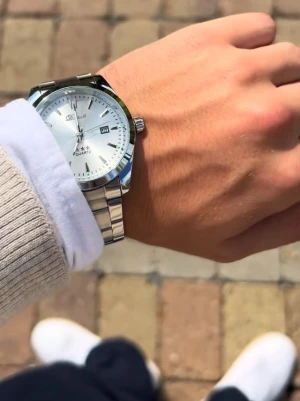 Silverfärgad klocka x Doventi  - 🌟 Doventi - Helt ny och oanvänd klocka i toppskick! 🌟 🎁 Levereras komplett med originalbox. ✨ Perfekt skick, garanterat utan defekter. ⚙️ Enkel justering för optimal passform. 🚀 Snabb leverans samma dag – direkt till dig!