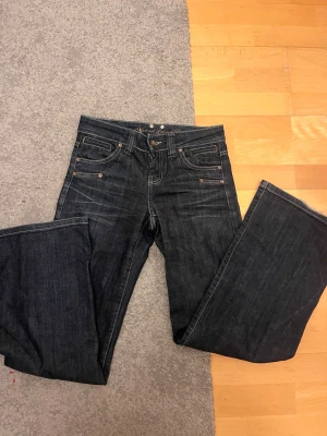 Levis  mörkblå jeans bootcut - Säljer ett par klassiska Levis 505 jeans i mörkblå tvätt med låg midja💖💖står ingen tydlig storlek men skulle gissa på XS-S (34-36)
