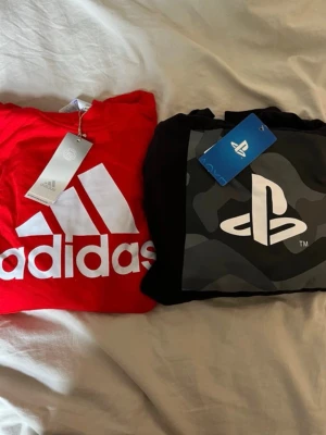 Nyköpta hoodies - nyköpta hoodies.  original pris: 499 & 299 (798 kr totalt) inget av plaggen säljs separat, vid frågor eller önskemål av fler bilder är det bara att skriva! paketet skickas oftast samma dag som beställningen läggs! 💕🙌🏼