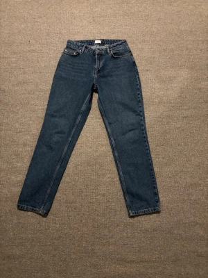 Street Loose Dark Blue jeans från Grunt - Säljer ett par mörkblå jeans från Grunt, modellen Street Loose Dark Blue. Byxorna har en loose passformklassisk. Dom har inte blivit använda 