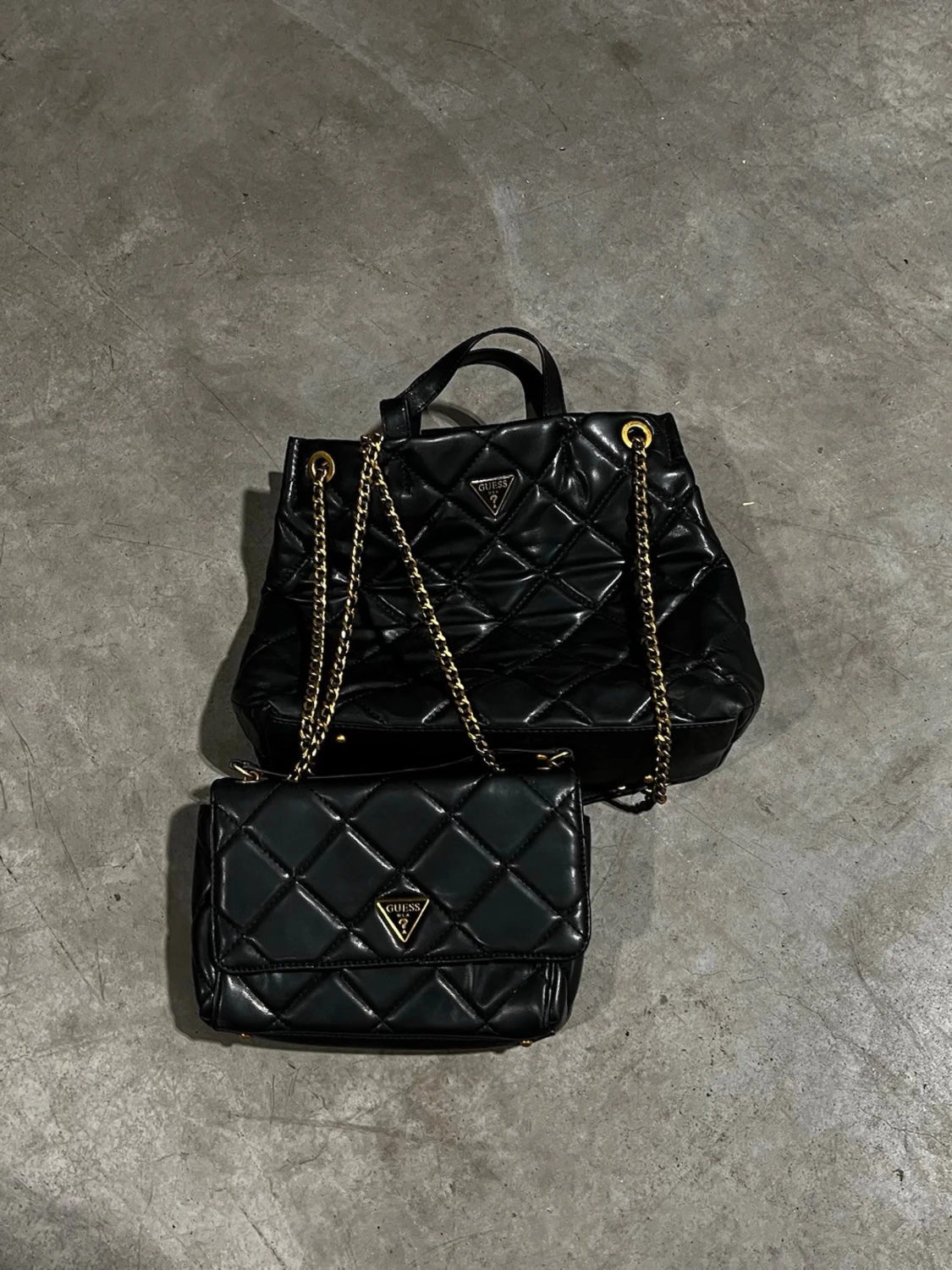 Svart quiltad handväska från Guess - 6