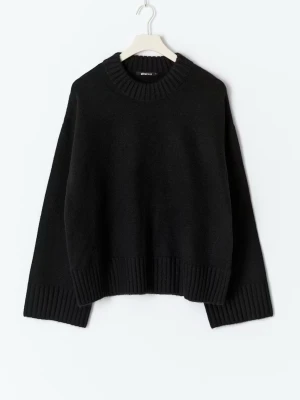 Svart stickad tröja från Gina Tricot - Säljer en svart stickad tröja från Gina Tricot, tröjan har ribbstickad mudd vid ärmslut, nederkant och halsringning. Perfekt för lager-på-lager och chill vibes. 