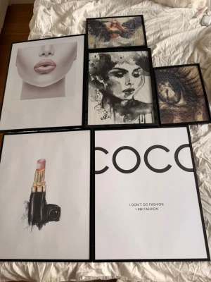 Tavelramar och tavlor - Säljer dessa fem tavelramar med (eller utan) tre posters och tre diamantmålningar. Skriv vid intresse så kommer vi överens om pris💕💕