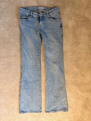 Ljusblåa gina y2k jeans - Ljusblåa jeans från Gina tricot. Perfekt att använda vardagligt eller för fina evenemanger. Säljer då de inte använts på länge + börjar bli lite små i midjan. På högra benet sett frameifrån är det lite tecken på slitage men inget som syns under användning! 
