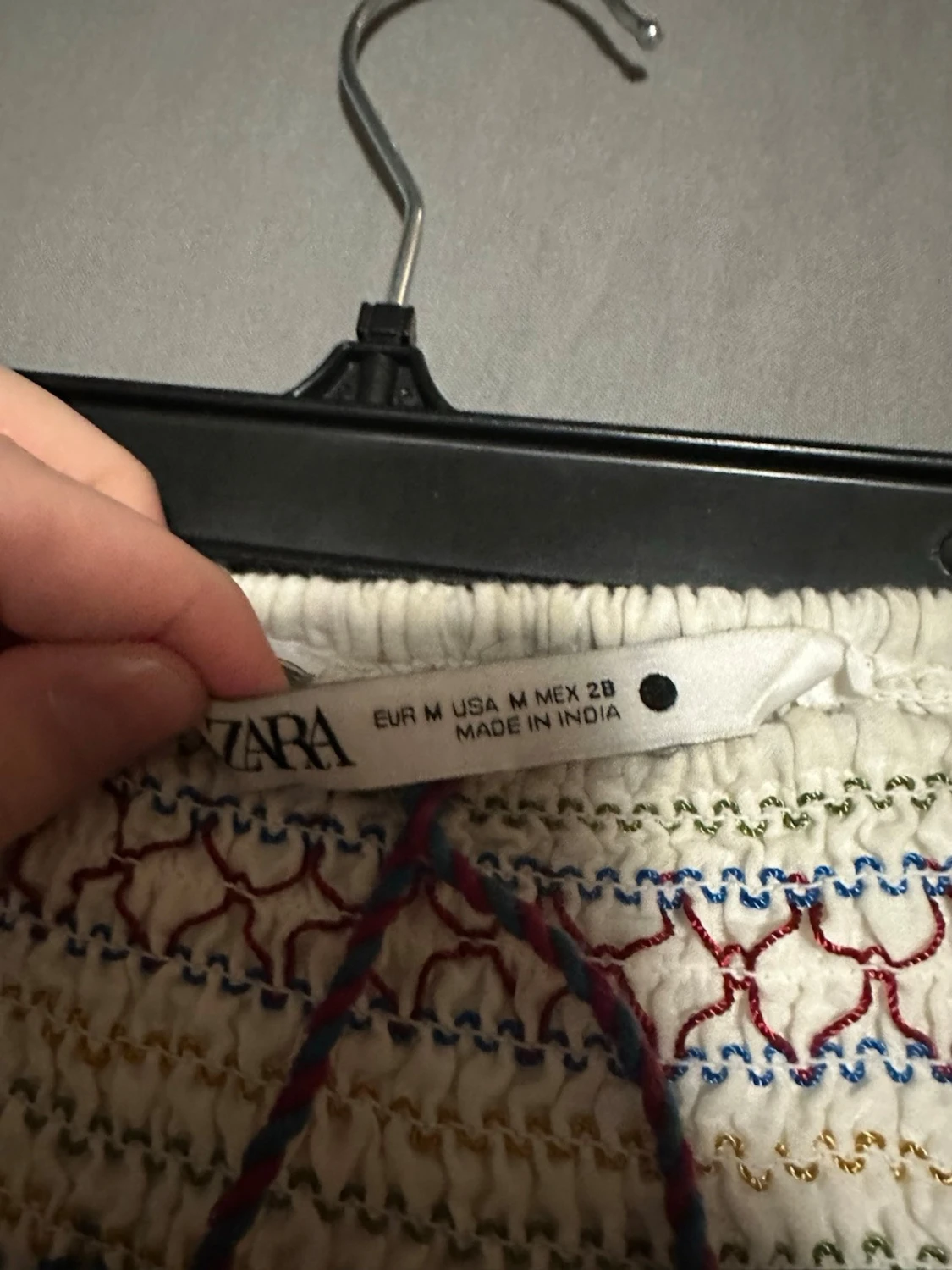 Broderad vit kortkjol med tofsar - 4