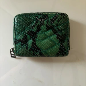 Zadig & voltaire plånbok  - Jätte fin plånbok från Zadig & Voltaire som  tyvärr inte kommer till användning! Unik modell!