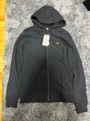 Zip Hood Lyle & Scott - En skön zip hoodie från lyle & Scott. Köpte den och använde den aldrig. Nu ligger den bara i garderoben. Nypris 899kr.