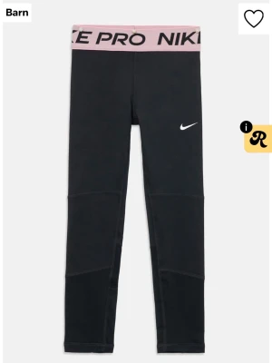 Svarta tights med rosa band💕💕 - Jätte fina Nike pro tights med rosa band ifrån Zalando, i storlek children XL (passar mig som har XXS/XS i tights) är 1,55 och de är pytte lite långa men passar perfekt ändå, säljer för att jag fick dubbla i julklapp och kan inte lämna tillbaks💕💕 skriv privat om bilder när de är på för jag har några själv som jag inte säljer i samma storlek💕💕 ny pris 400