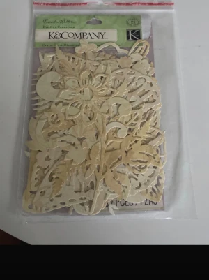 Scrapbooking dekorationer i papp/Beige blommig  från K&Company - Säljer en stor förpackning  med blommigt tema /natur mönster från K&Company. Perfekt för dig som vill ha en stilren och naturnära dekorationer  blommigt tema på din scrapbooking eller ditt pyssel. Mkt vacker dekoration. Oöppnad förpackning 