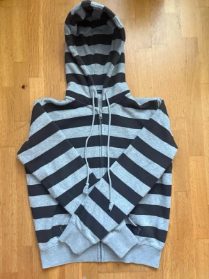 Brandy Melville Randig Zip Up Hoodie - Brandy Melville Zip up Hoodie, mjuk och fluffig insida. Nytt skick! 