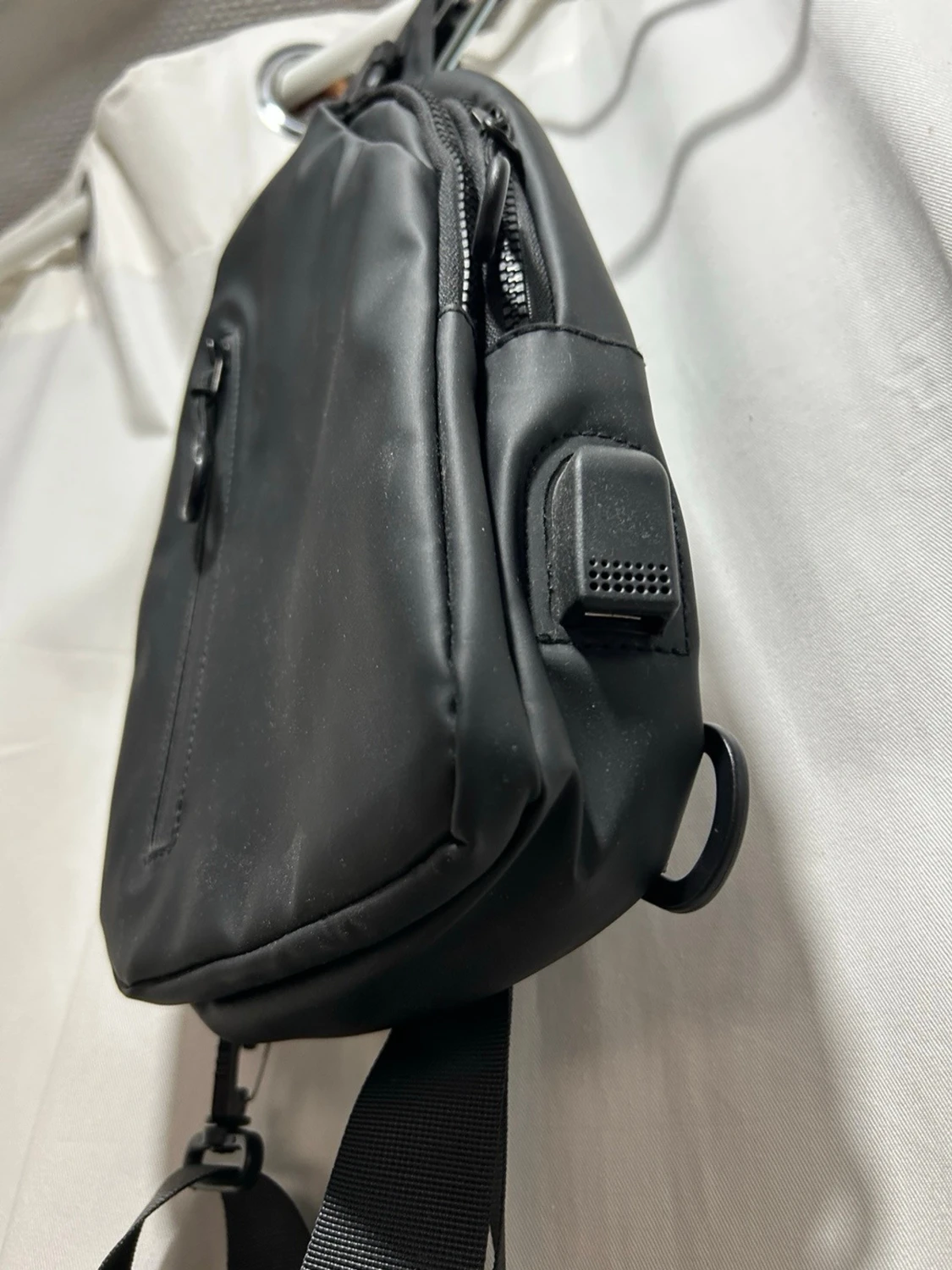 Svart crossbody axelväska i syntet - 1