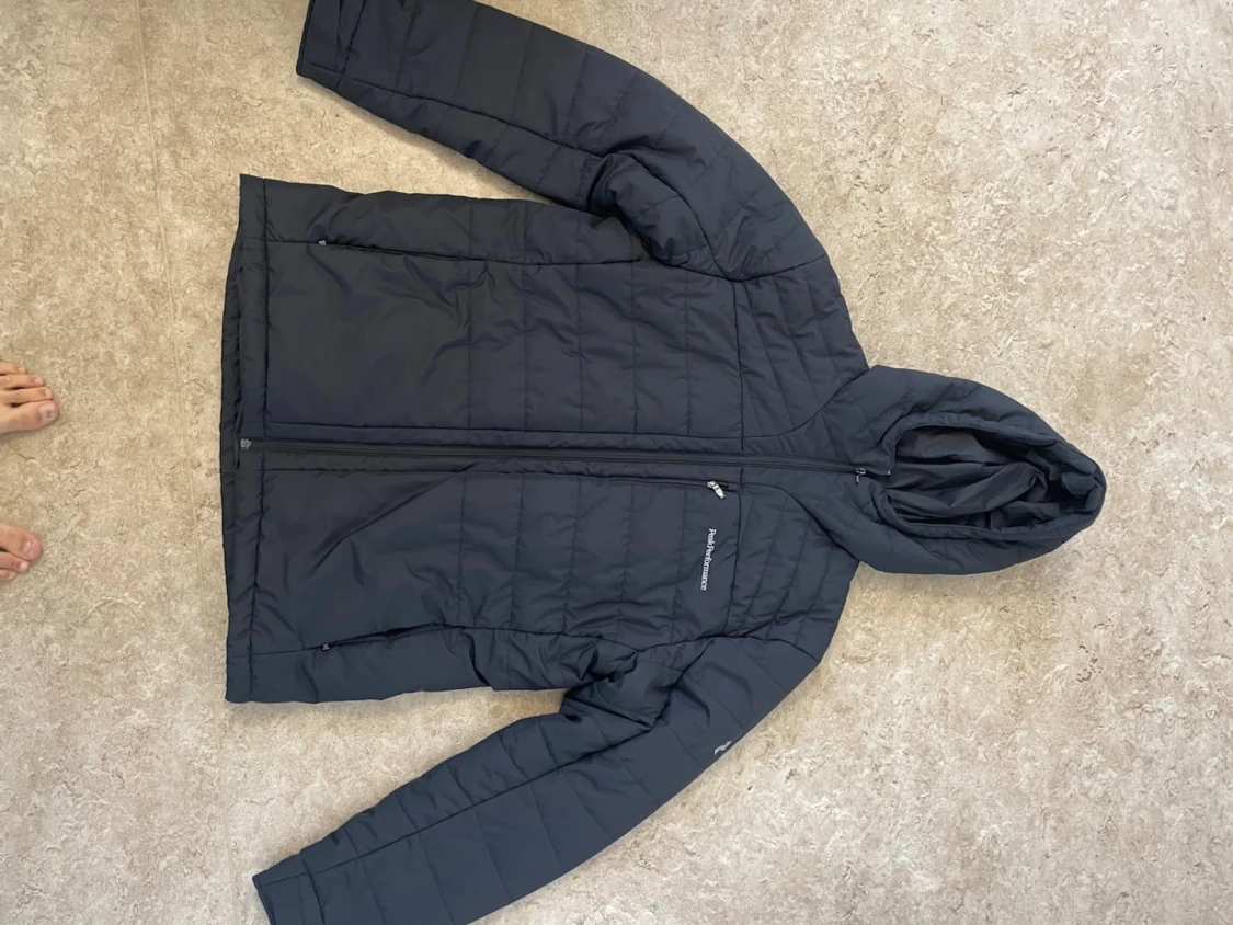 Svart pufferjacka från Peak Performance