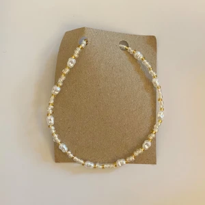 Handgjort armband  - Handgjort armband med en guldfärgad förlängningskedja och karbinhake 💕