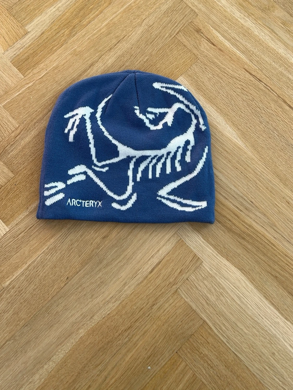 Blå mössa från Arc'teryx