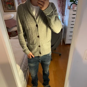 Ny Grå kofta från These Glory Days - Säljer en grå kofta från These Glory Days i storlek medium. 10/10 skick.