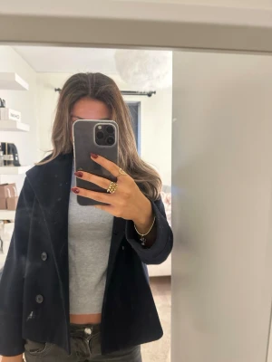 Marin blå kappa - Kappa från Gina storlek 146/152. För referens är jag 165 och den sitter bra❤️