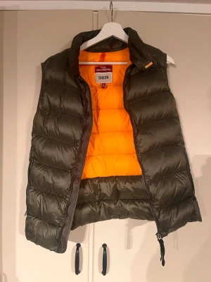 Parajumper väst - Grön Parajumper väst i bra skick.