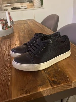 Unika snygga lanvins - Säljer nu ett par lanvins i uk 5. Dom passar 38-40. Dom har en snygg unik design som är lite annorlunda mot andra lanvins. Lite slitage där framme annars fint skick. Bara skorna tillkommer 