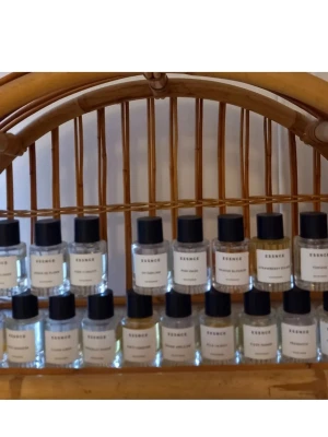 Essnce och Curiosa split🌸 - Splittar mina parfymer från Essnce och från Curiosa i glasdekanter med spray ✨️2 ml-25 kr, 3 ml-35 kr,5 ml-55 kr✨️Se listor bland bilderna vilka som finns, tryck på bilderna för att se all text ✨️Skriv vilka du önskar så lägger jag ut som ett nytt paket ✨️Jag säljer ej hela flaskan 