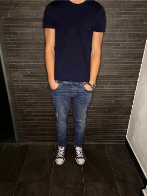 Jack & Jones jeans - Jeans från Jack & Jones med snygg slitning på höger lår! | Skick - Nyskick | Nypris: 1000kr