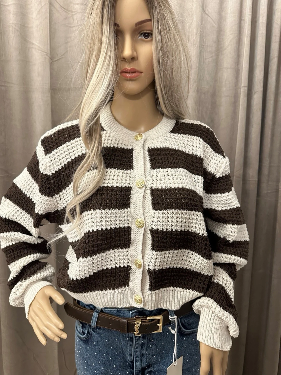 Randig stickad kofta med guldknappar